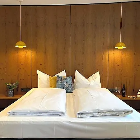 Hotel-weingut Bernard فندق *