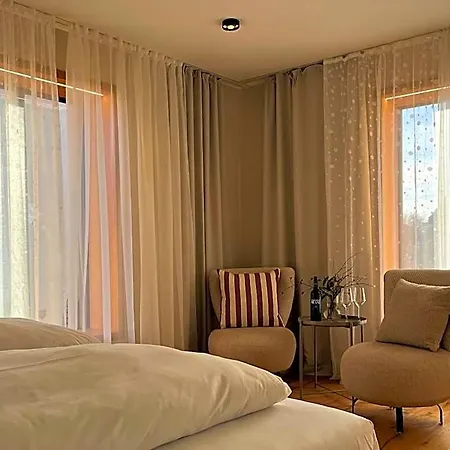 Hotel-weingut Bernard فندق